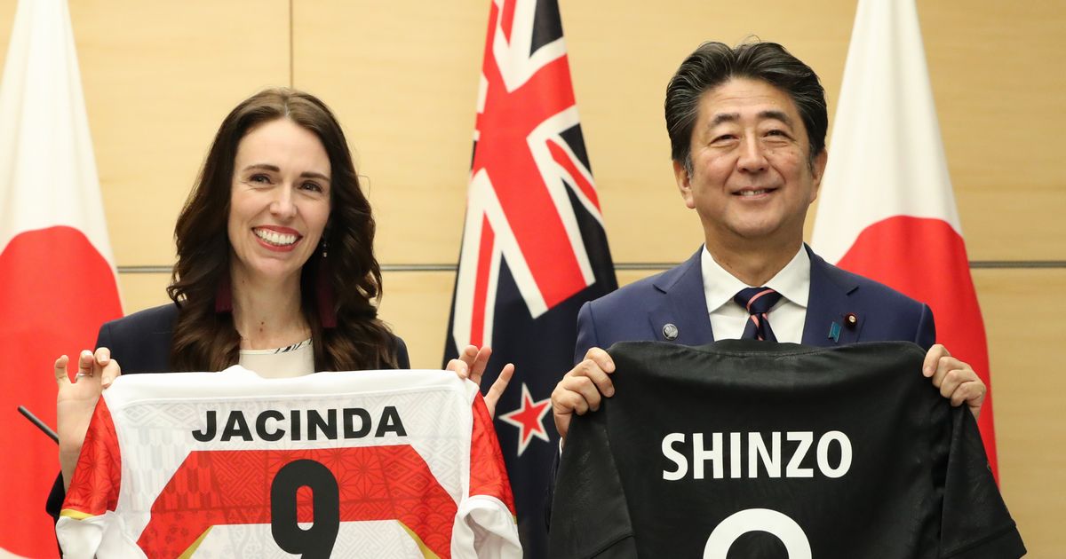 写真・図版 : ニュージーランドのアーダーン首相（左）との共同記者発表を終え、ラグビー代表ジャージーを交換する安倍晋三首相＝2019年9月19日、首相官邸