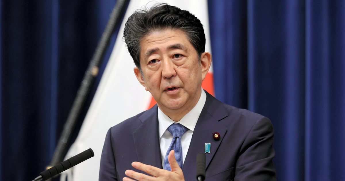 写真・図版 : 辞任を表明した記者会見で質問に答える安倍晋三首相＝2020年8月28日午後5時53分、首相官邸