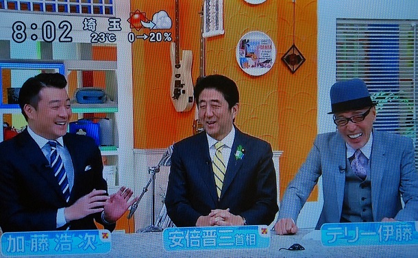 写真・図版 : 日本テレビ系「スッキリ!!」に出演し単独インタビューに応じた安倍首相（中央）＝2013年4月18日放送