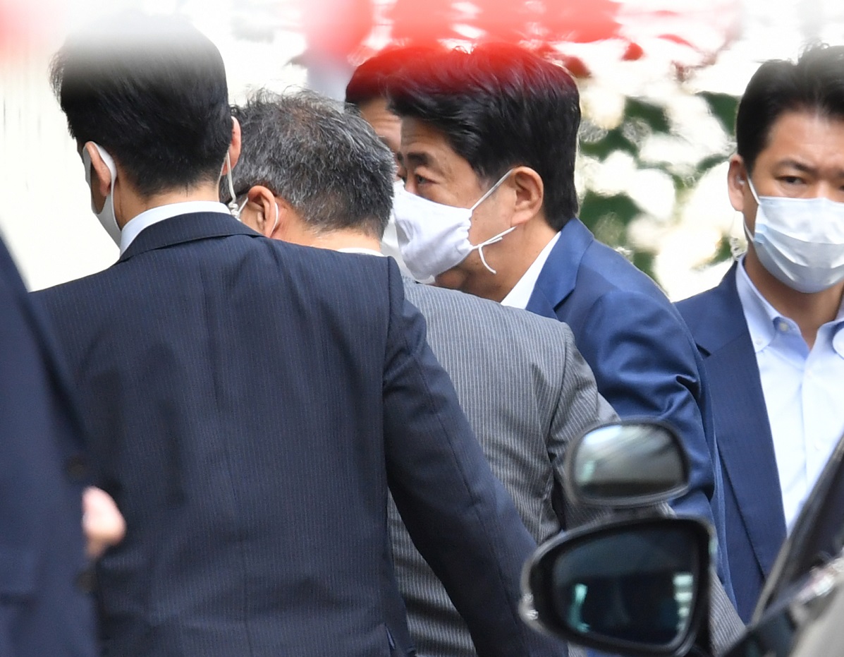写真・図版 : 慶応病院に到着した安倍晋三首相＝2020年8月24日、東京都新宿区