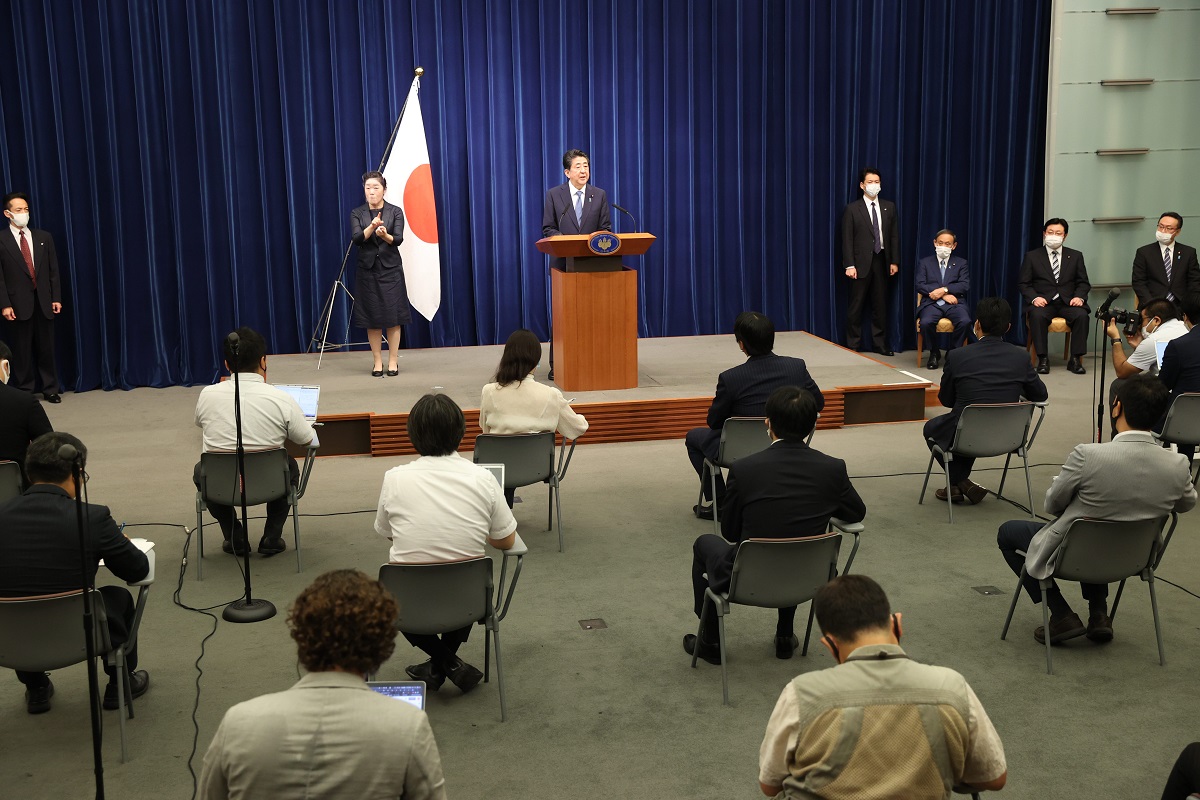 写真・図版 : 記者会見に臨む安倍晋三首相（中央）＝2020年8月28日、首相官邸