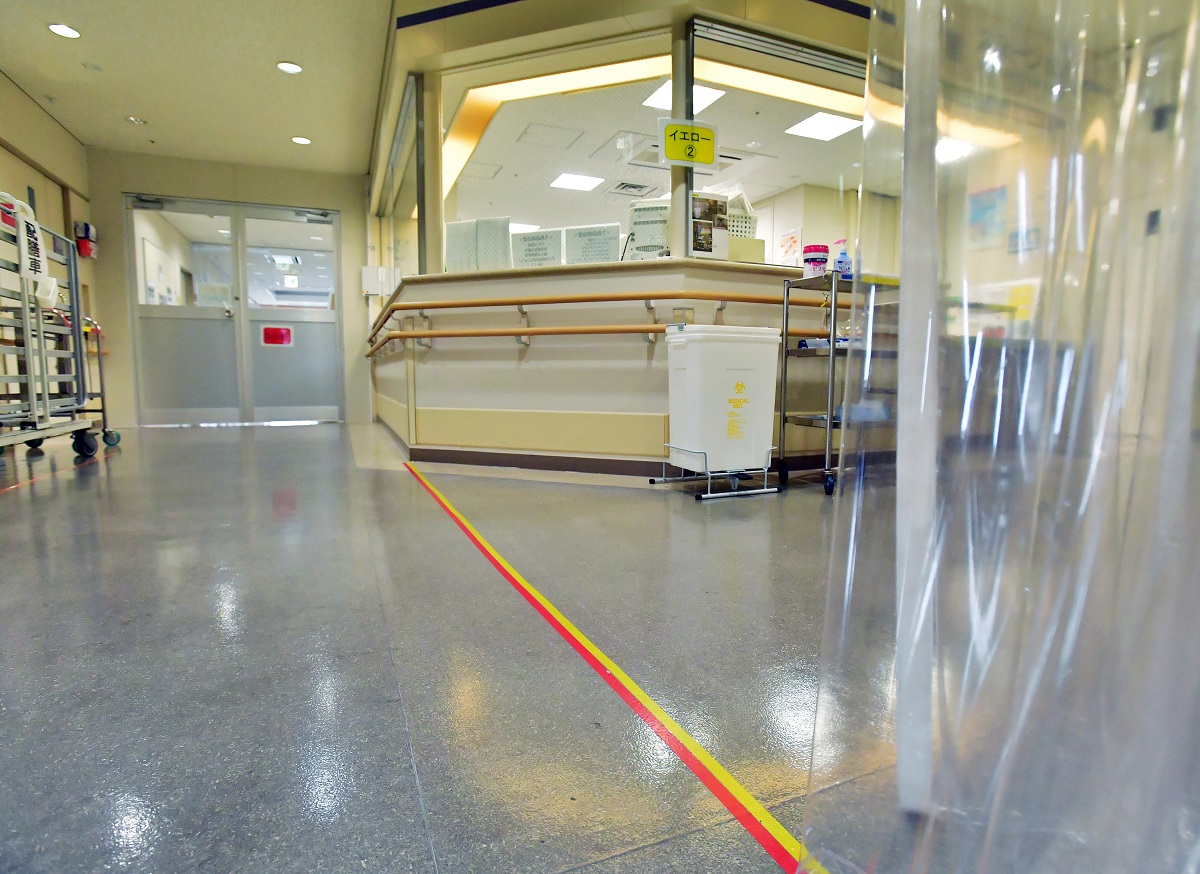 新型コロナウイルス感染者の専門病院となる十三市民病院。病棟では感染者が生活するレッドゾーン(左)と、医師や看護師がガウンなどを脱ぎ着するイエローゾーン(右)の仕切りを