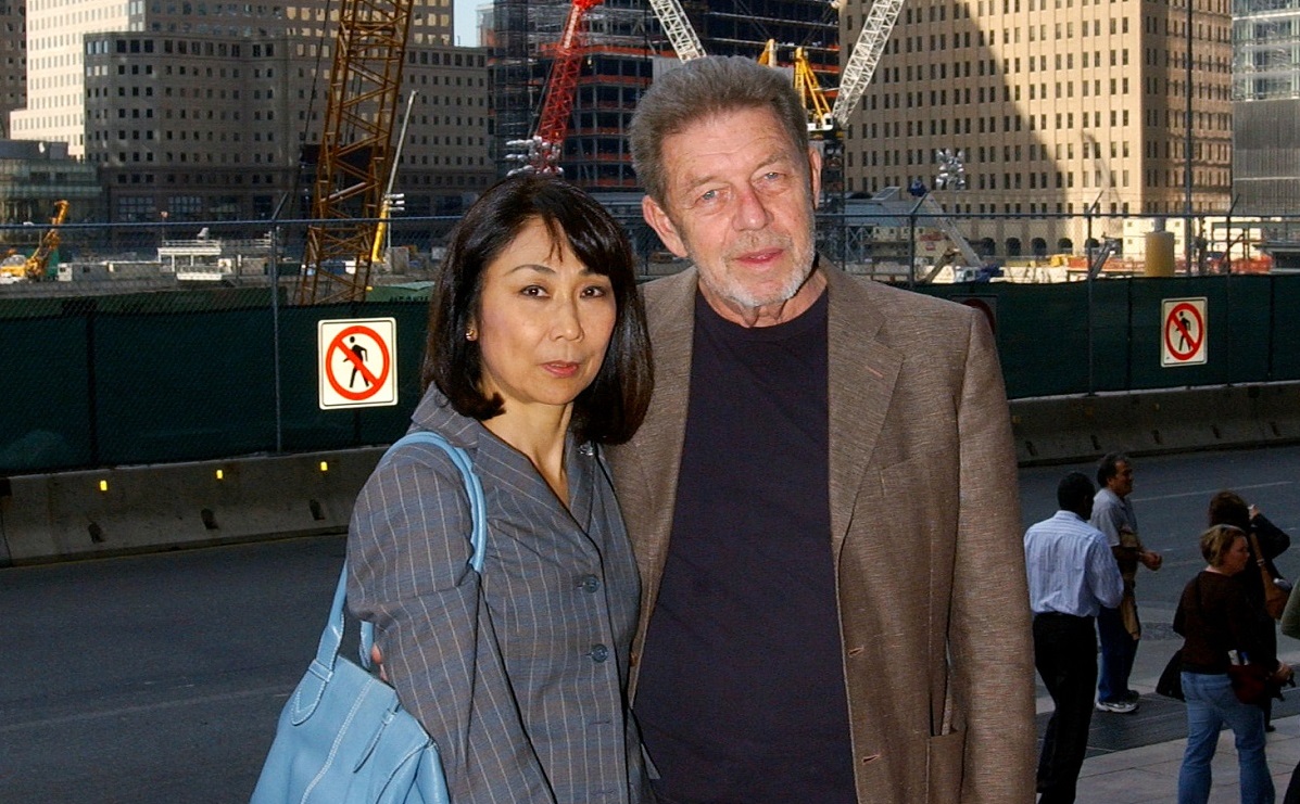 ジャーナリストの青木冨貴子さん(左)とコラムニストのピート・ハミルさん。「グラウンド・ゼロ」の前で 2007本田理
