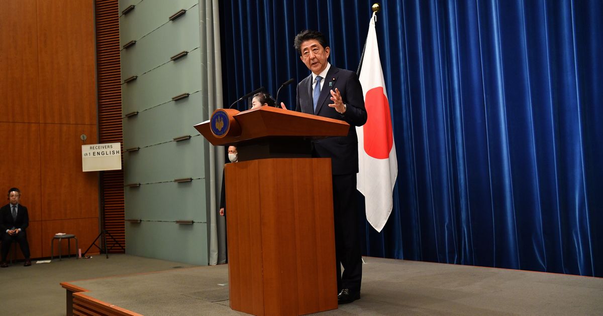写真・図版 : 辞任会見をする安倍晋三首相。この日はプロンプターを使わなかった＝2020年8月28日午後５時２８分、首相官邸