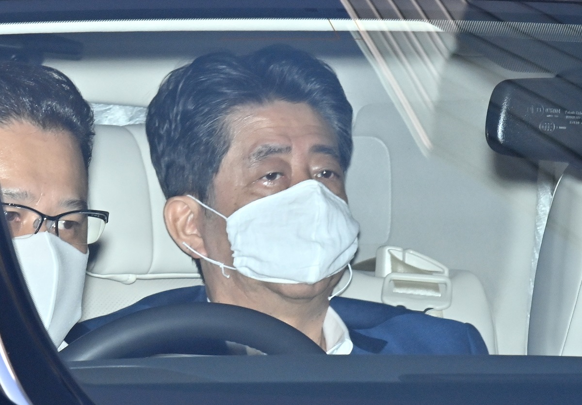 写真・図版 : 慶応義塾大学病院に到着した安倍晋三首相=2020年8月24日