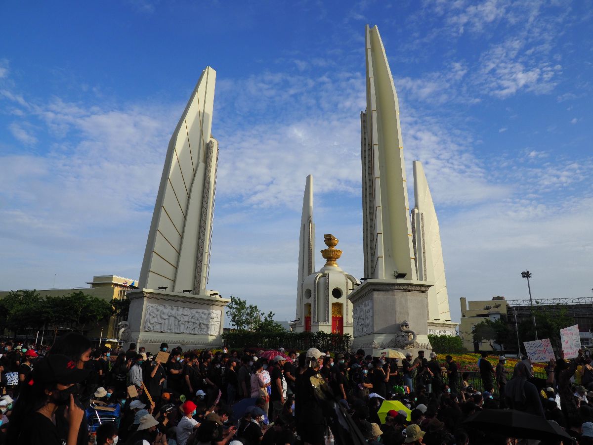 写真・図版 : 民主記念塔前で開かれた反政府集会＝2020年8月16日、バンコク、吉岡桂子撮影