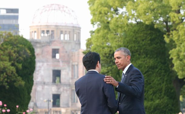原爆ドームが見える場所で、別れ際に安倍首相の肩をたたくオバマ米大統領（右）＝2016年5月27日、広島市中区の広島平和記念公園