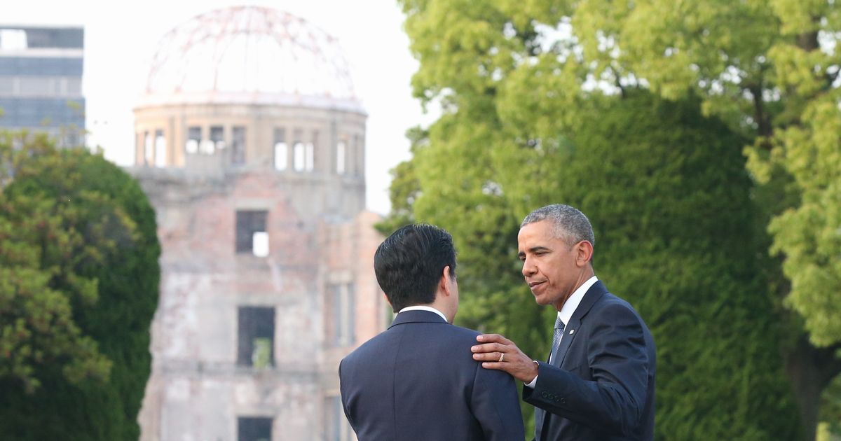 写真・図版 : 原爆ドームが見える場所で、別れ際に安倍首相の肩をたたくオバマ米大統領（右）＝2016年5月27日、広島市中区の広島平和記念公園
