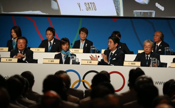 写真・図版 : 国際オリンピック委員会総会で、福島第一原発についての質問に答える安倍晋三首相＝2013年9月7日、アルゼンチン・ブエノスアイレス