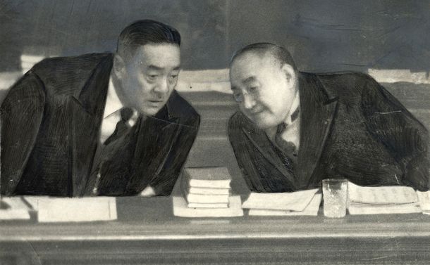 写真・図版 : 衆院本会議で吉田茂首相（右）と打ち合わせをする緒方竹虎副総理＝ 1954年1月28日