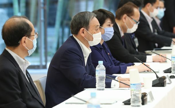 菅政権はマイナンバー普及で所得再分配を