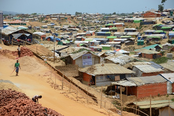 写真・図版 : バングラデシュ南東部コックスバザール郊外のロヒンギャ難民キャンプ＝2018年5月、染田屋竜太撮影 
