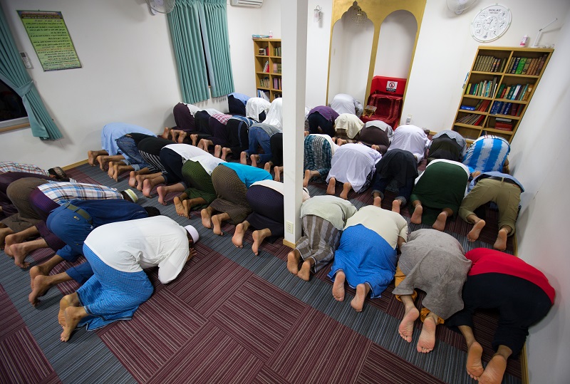 写真・図版 : モスクに集まり、礼拝するロヒンギャの人たち＝2015年6月16日、群馬県館林市、鬼室黎撮影