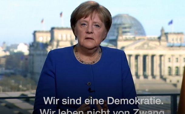 写真・図版 : コロナ問題でのテレビ演説するドイツのメルケル首相＝2020年3月24日、ドイツ政府HPより 