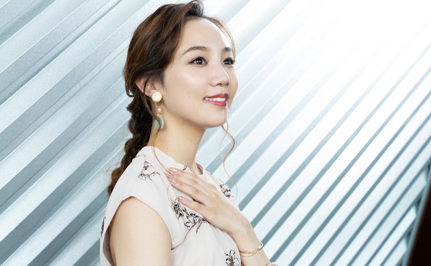 写真・図版 : 咲妃みゆ＝岩田えり 撮影〈ヘアメイク：本名和美／スタイリスト：中村美保[ワンピース：参考商品／イヤリング：PAULOWNIA（プリマクレール・アタッシュプレス 03-3770-1733）／リング：SAKA（プリマクレール・アタッシュプレス 03-3770-1733）／ブレスレット：グロッセ（グロッセ・ジャパン 03-54136039）／靴：RANDA（06-6451-1248）] 〉
