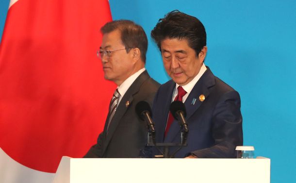 写真・図版 : すれ違いが目立った安倍首相と韓国・文在寅大統領。2019年12月の日中韓首脳会談で