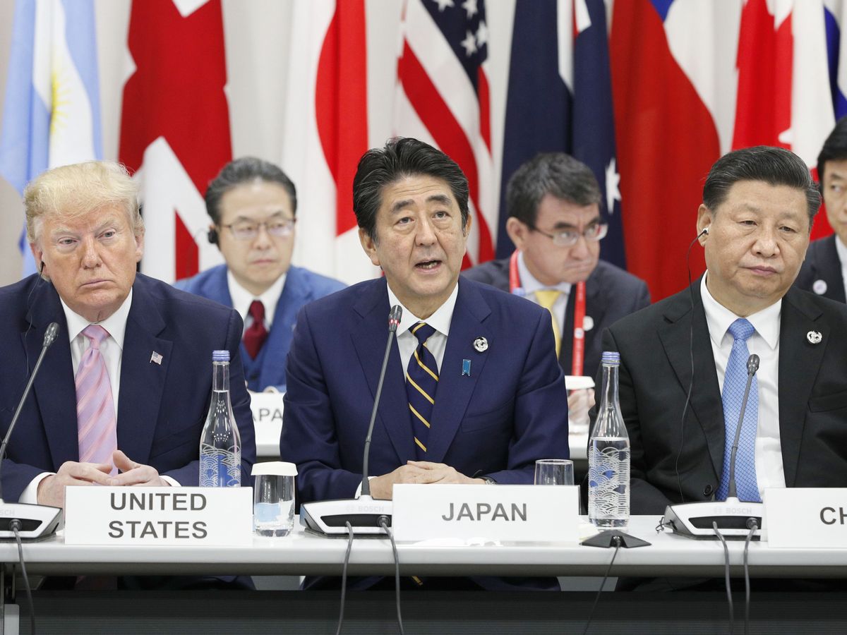 写真・図版 : 2019年6月、G20大阪サミットの関連行事に参加した安倍首相（中央）と米国のトランプ米大統領（左）、中国の習国家主席（右）＝大阪市住之江区。代表撮影