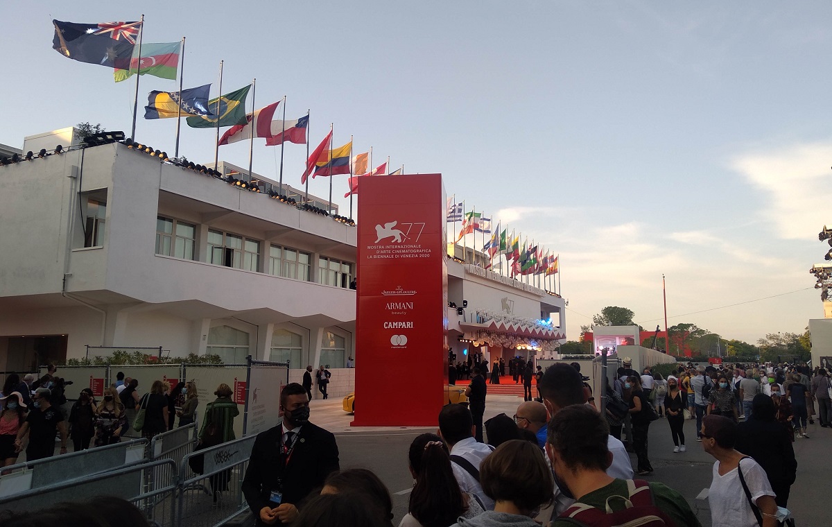 写真・図版 : ベネチア国際映画祭のメイン会場サラ・グランデ前。一般客は恒例のレッドカーペットが直接は見られなかった=撮影・筆者