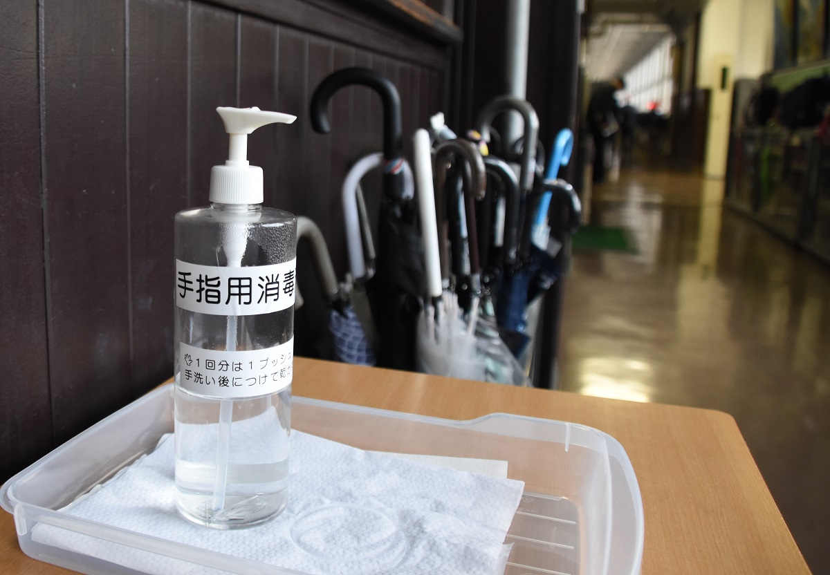 写真・図版 : マスクとともに、消毒用アルコールも一時品薄状態が続いた