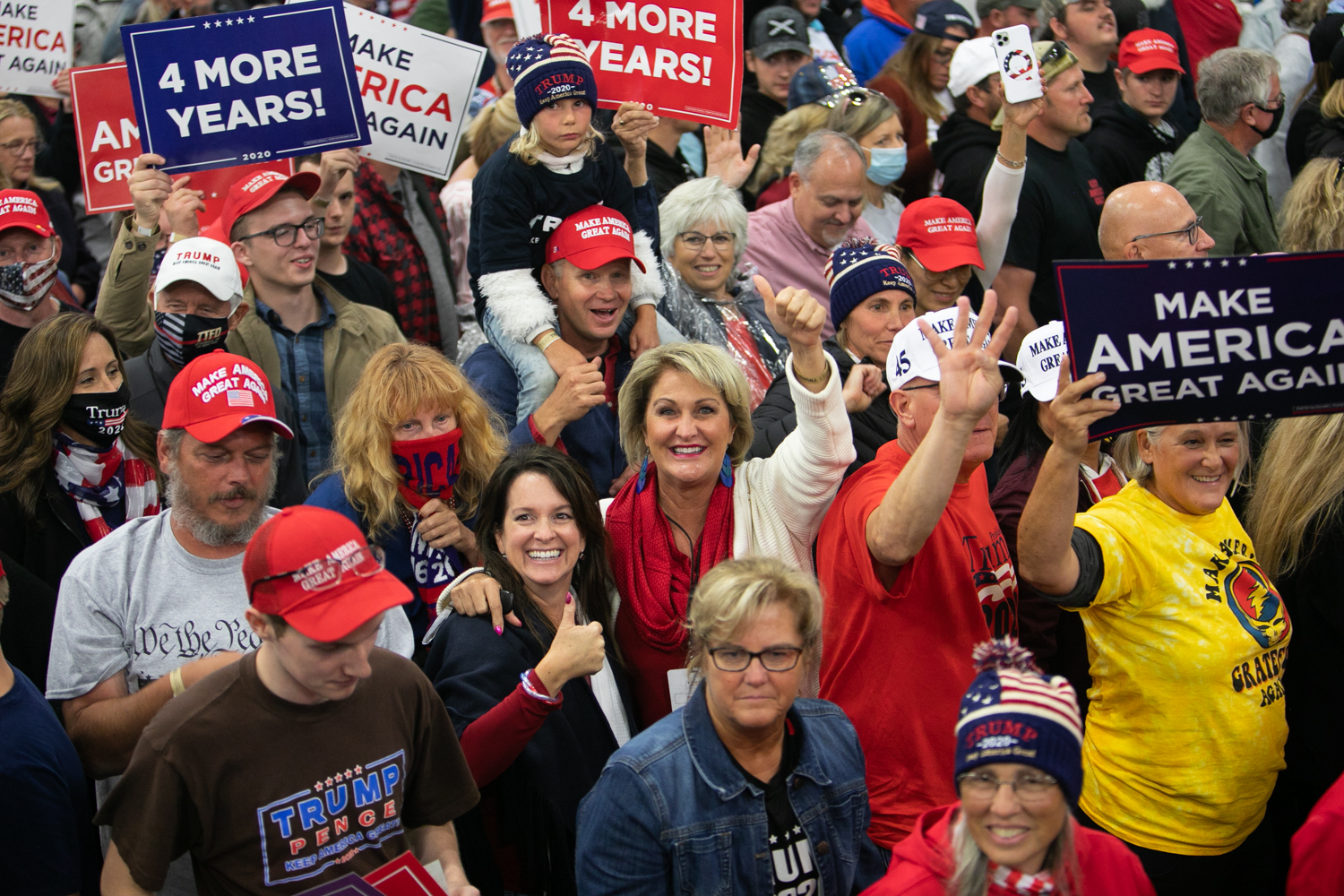 写真・図版 : トランプ大統領の選挙集会に参加した支持者たち＝2020年9月10日、ミシガン州フリーランド、ランハム裕子撮影