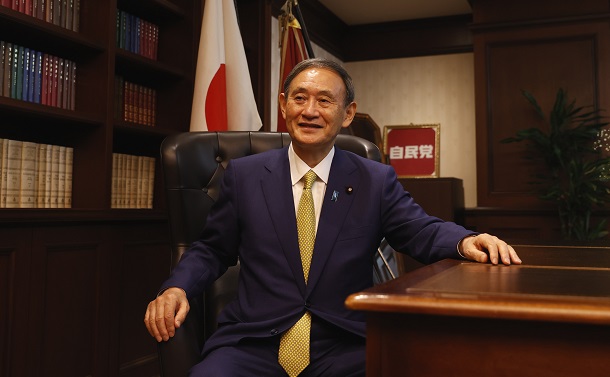 写真・図版 : 総裁室で席に着く自民党新総裁の菅義偉氏＝2020年9月14日