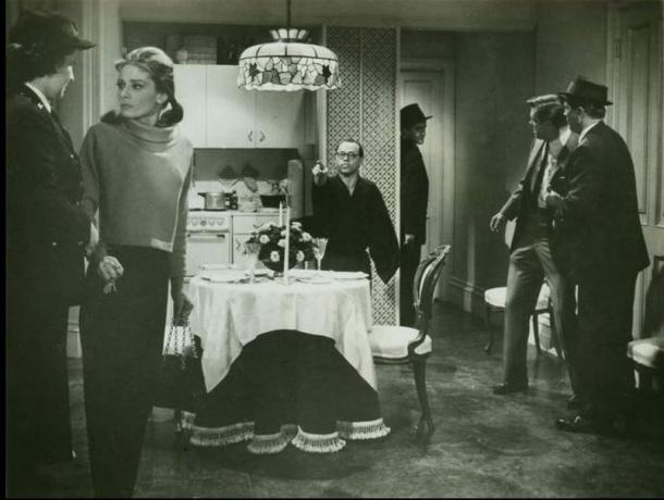 写真・図版 : 『ティファニーで朝食を』(1961)。中央が典型的な日本人として描かれた「ユニオシ」　
http://www.imdb.com/title/tt0054698/mediaviewer/rm108665088