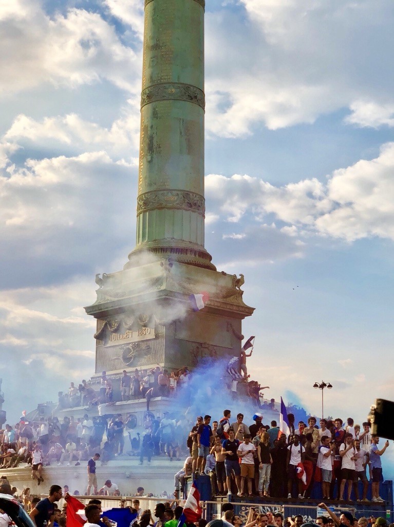 写真・図版 : フランス近代国家はじまりの象徴であるパリ・バスティーユ広場に集まる人々（サッカーワールドカップ優勝の後で）=2018年7月15日（筆者撮影）
