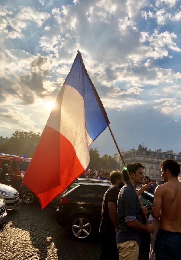 写真・図版 : 自由、平等、博愛を象徴するフランスの三色旗（2018年サッカーワールドカップ優勝の後の風景）＝筆者撮影
