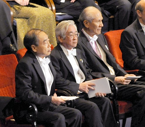 写真・図版 : ノーベル賞授賞式で着席した（左端から）小林誠さん、益川敏英さん、下村脩さんら＝2008年12月10日、ストックホルム市内のコンサートホール 