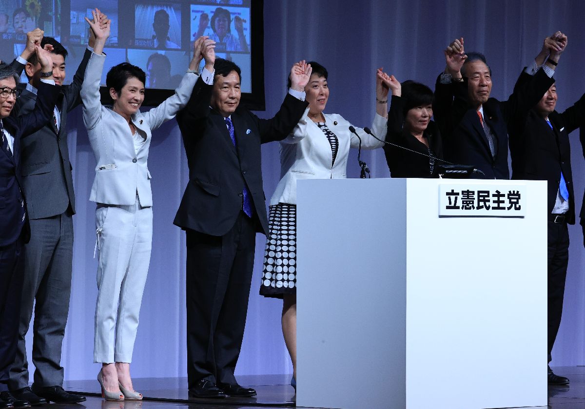 写真・図版 : 結党大会で執行部のメンバーと壇上に上がり、手をつなぐ立憲民主党の枝野幸男代表（中央左）＝2020年9月15日午後2時26分、東京都港区