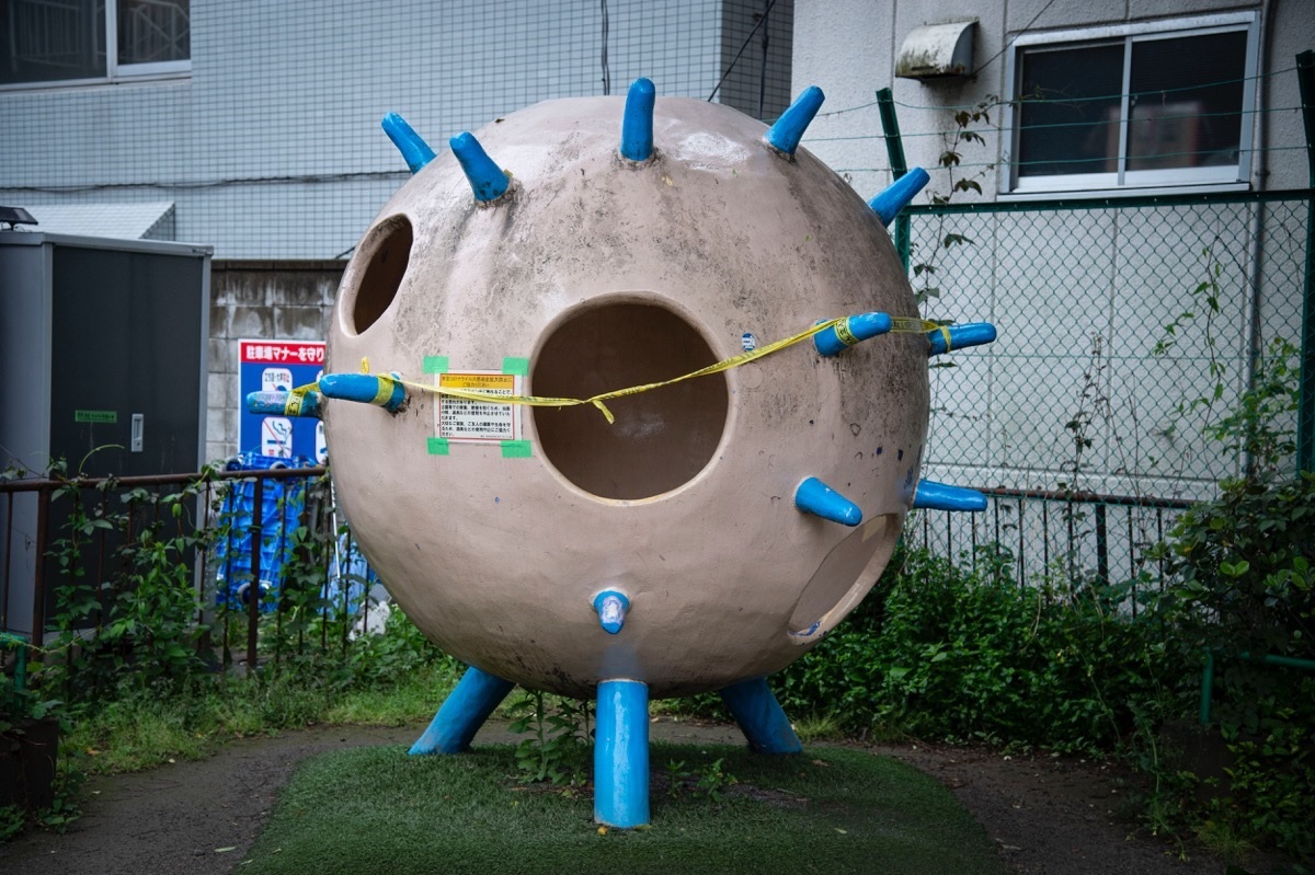 写真・図版 : 『東京、コロナ禍。』から。閉鎖される遊具　©初沢亜利