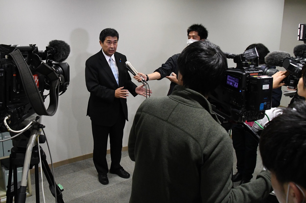 写真・図版 : 公判後、報道陣の取材に応じる村上和久被告（中央）＝2020年1月21日、富山市