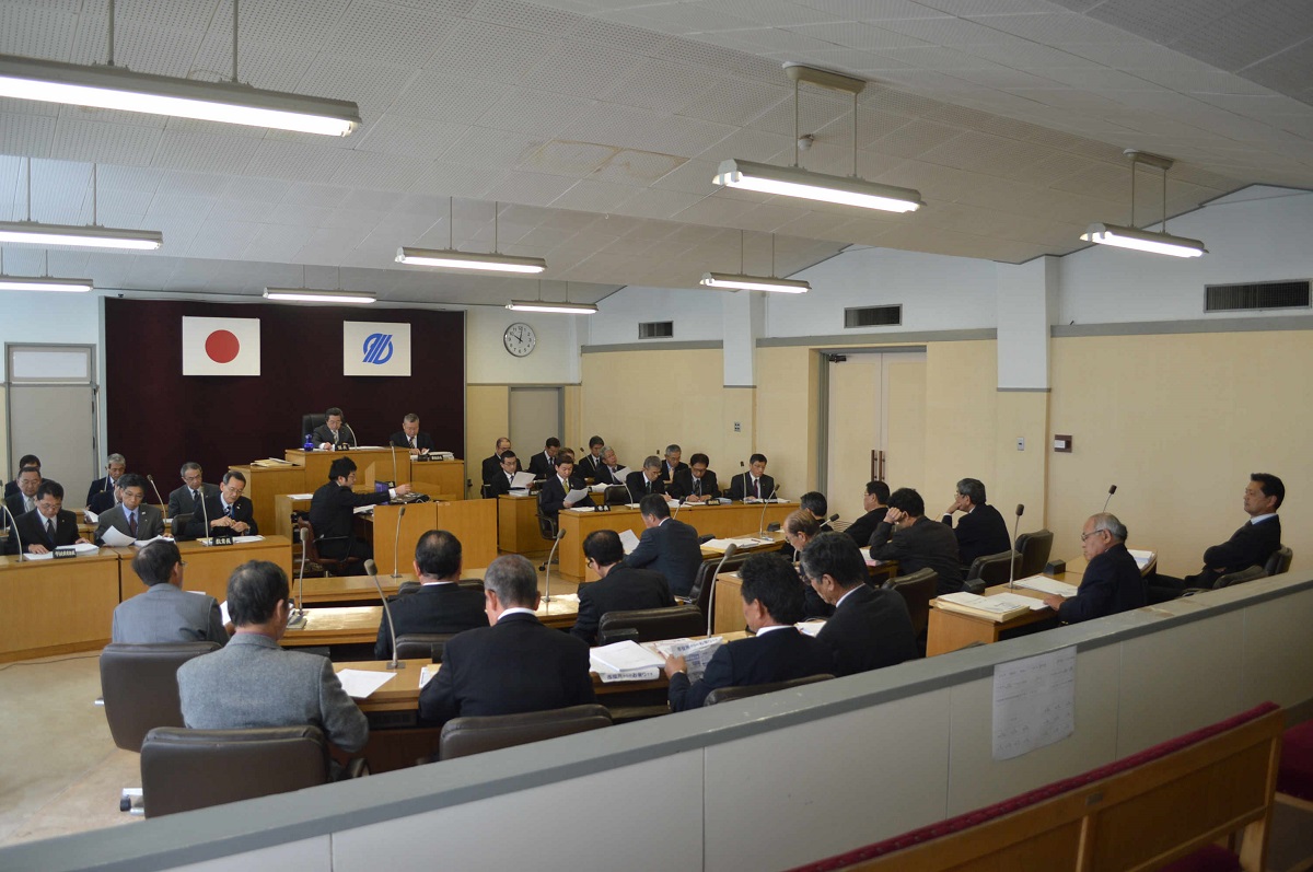 写真・図版 : 男性ばかりの市議会議場。鹿児島県の垂水市では1958年の市政施行以来、女性議員が一人も誕生していなかったが、2019年の選挙で始めて女性が当選した＝2015年3月20日、鹿児島県垂水市 
