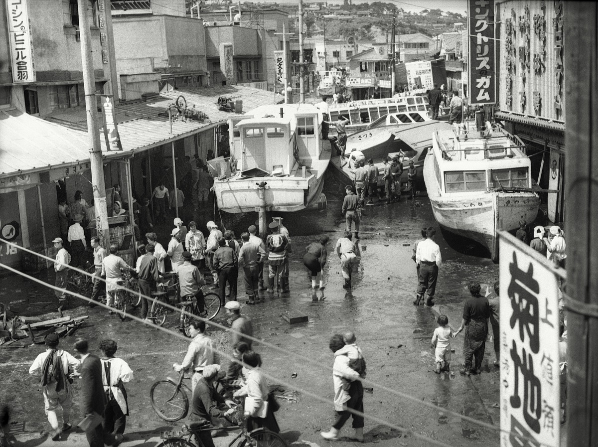 写真・図版 : 1960年チリ地震津波で本塩釜駅付近の商店街に押し上げられた遊覧船＝1960年5月24日、宮城県塩釜市 
