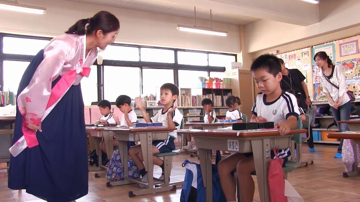 写真・図版 : 朝鮮学校で朝鮮語を学ぶ子どもたち＝映画「アイたちの学校」から。高賛侑監督提供