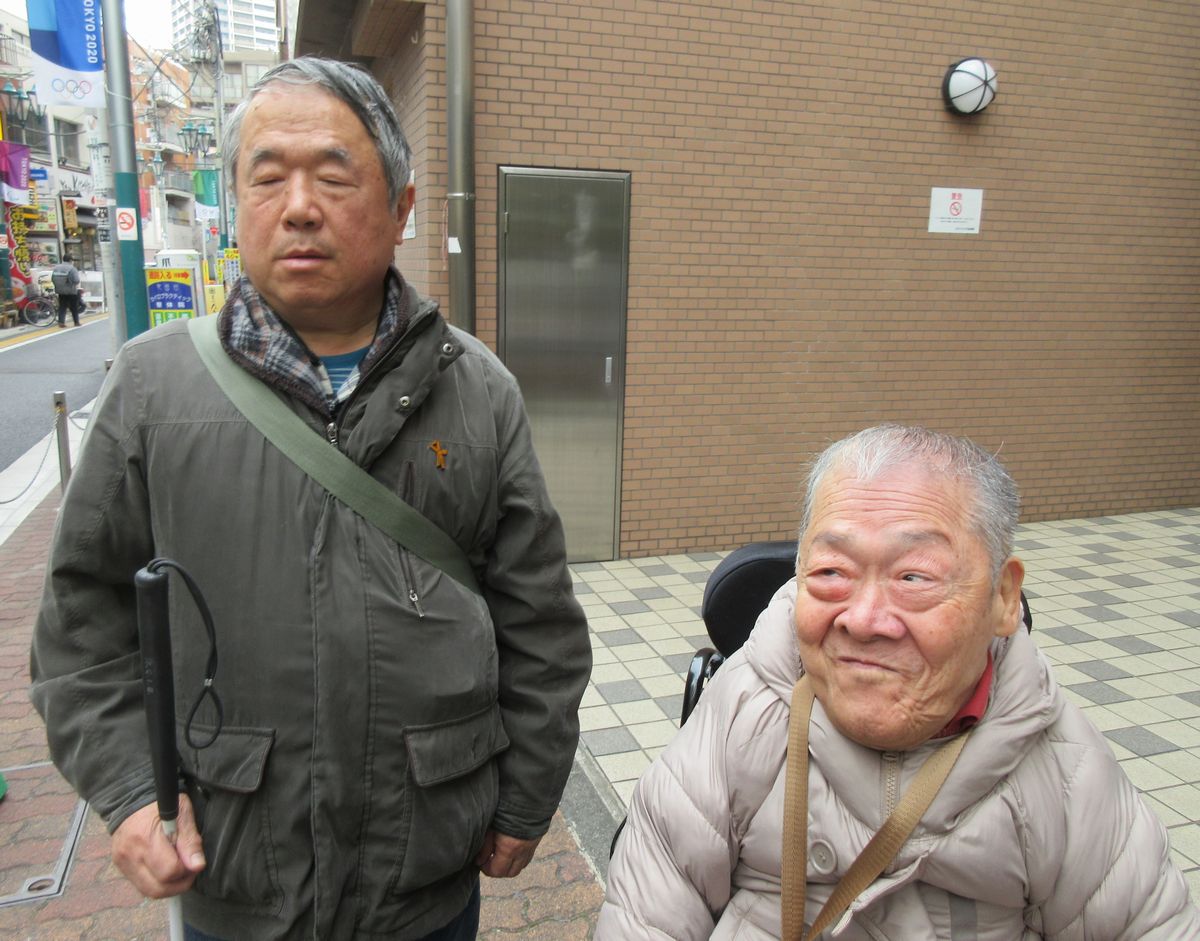 写真・図版 : 鷹林茂男さん（左）と上田要さん＝2020年2月25日、東京都世田谷区