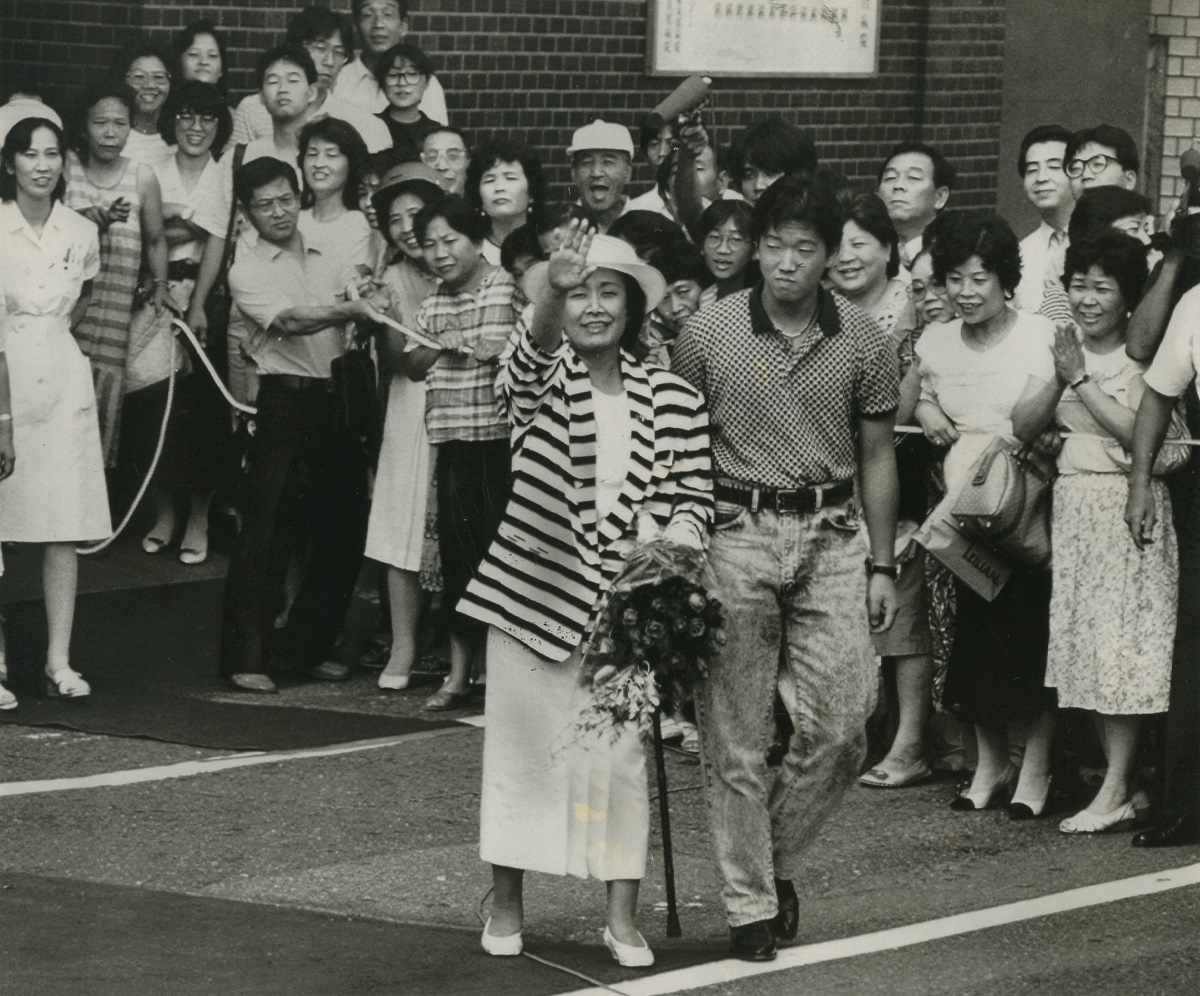 写真・図版 : 入院先の病院から退院し、見送りを受ける美空ひばり＝1987年8月3日、福岡市中央区天神の済生会福岡総合病院 
