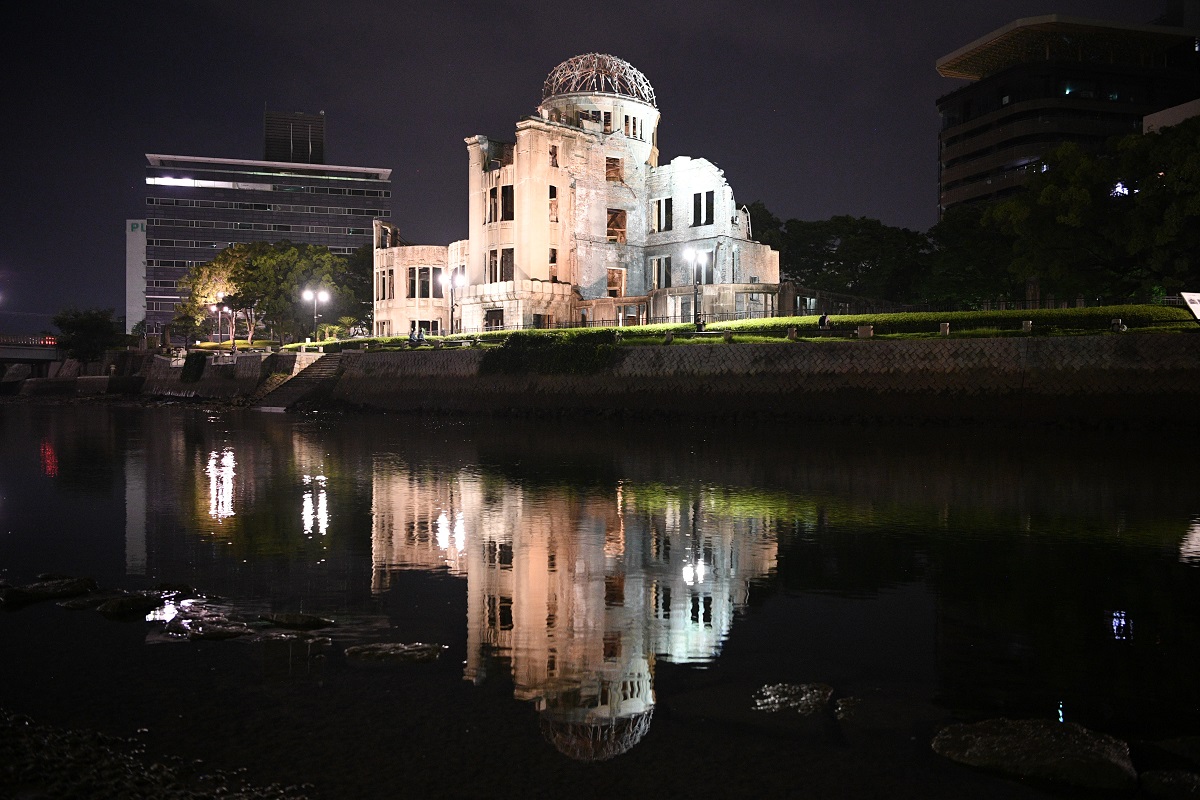 写真・図版 : 原爆ドームと元安川＝2020年8月6日、広島市 
