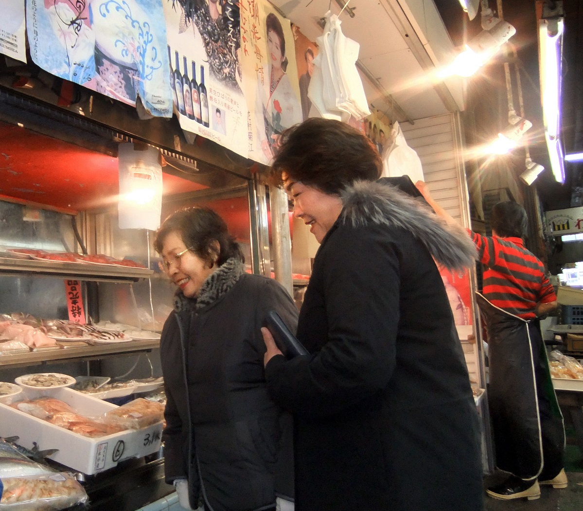 写真・図版 : 美空ひばりの父が営み、いとこが引き継いだ魚屋「魚増」＝2010年12月13日 
、横浜市磯子区 
