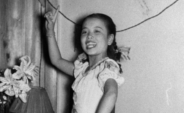 写真・図版 : 浅草国際劇場の楽屋でポーズをとる12歳の美空ひばり＝1949年9月