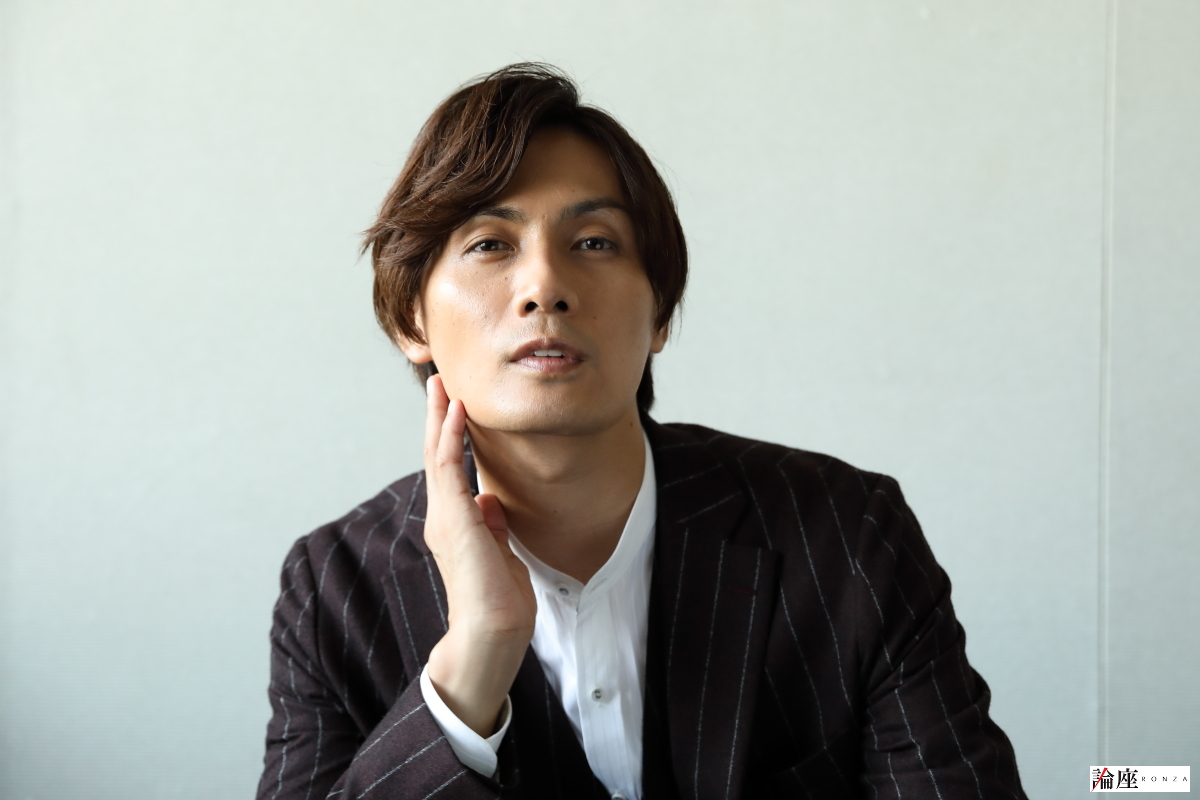 写真・図版 : 加藤和樹＝伊藤華織 撮影〈ヘアメイク：江夏智也（raftel）／スタイリスト：立山功（ジャケット\36,000、ベスト\14,000、パンツ\14,000／CROWDED CLOSET：048-930-7224、シャツ\13,000／MEN’S BIGI：tel 03-5428-0378）〉
