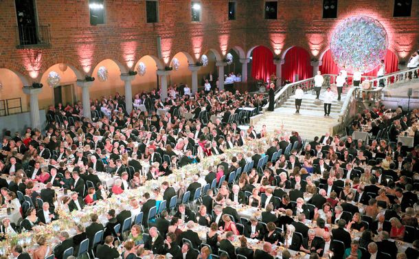 写真・図版 : 昨年のノーベル賞授賞式後、受賞者らが招かれた晩餐会。今年は新型コロナウイルスの影響で催されない＝代表撮影