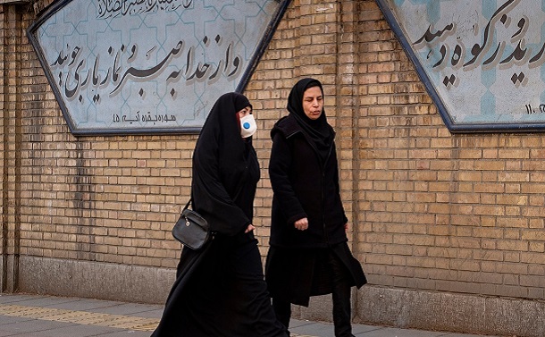 イラン政府のコロナ対策に、国民の根深い不信感