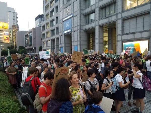 写真・図版 : 2019年9月20日。国連大学広場前に集まったマーチ参加者。©国際青年環境NGO A SEED JAPAN