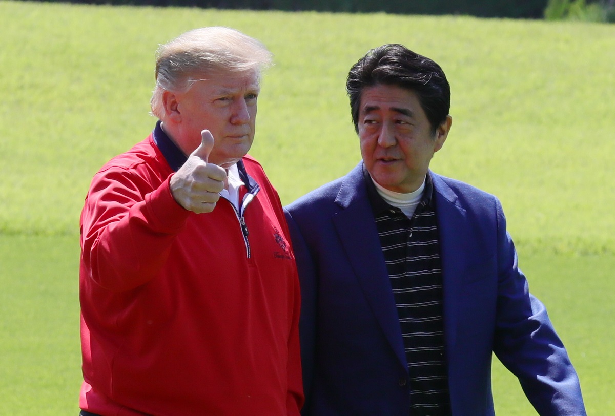 写真・図版 : トランプ米大統領と安倍前首相＝2019年5月26日、千葉県茂原市の茂原ＣＣ 
