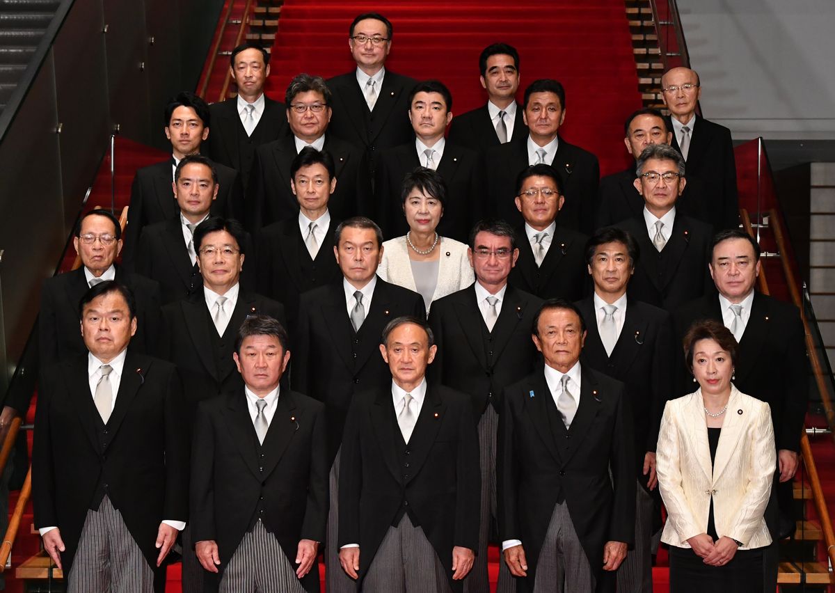 写真・図版 : 首相官邸で記念撮影する菅義偉新首相（前列中央）と閣僚たち＝2020年9月16日