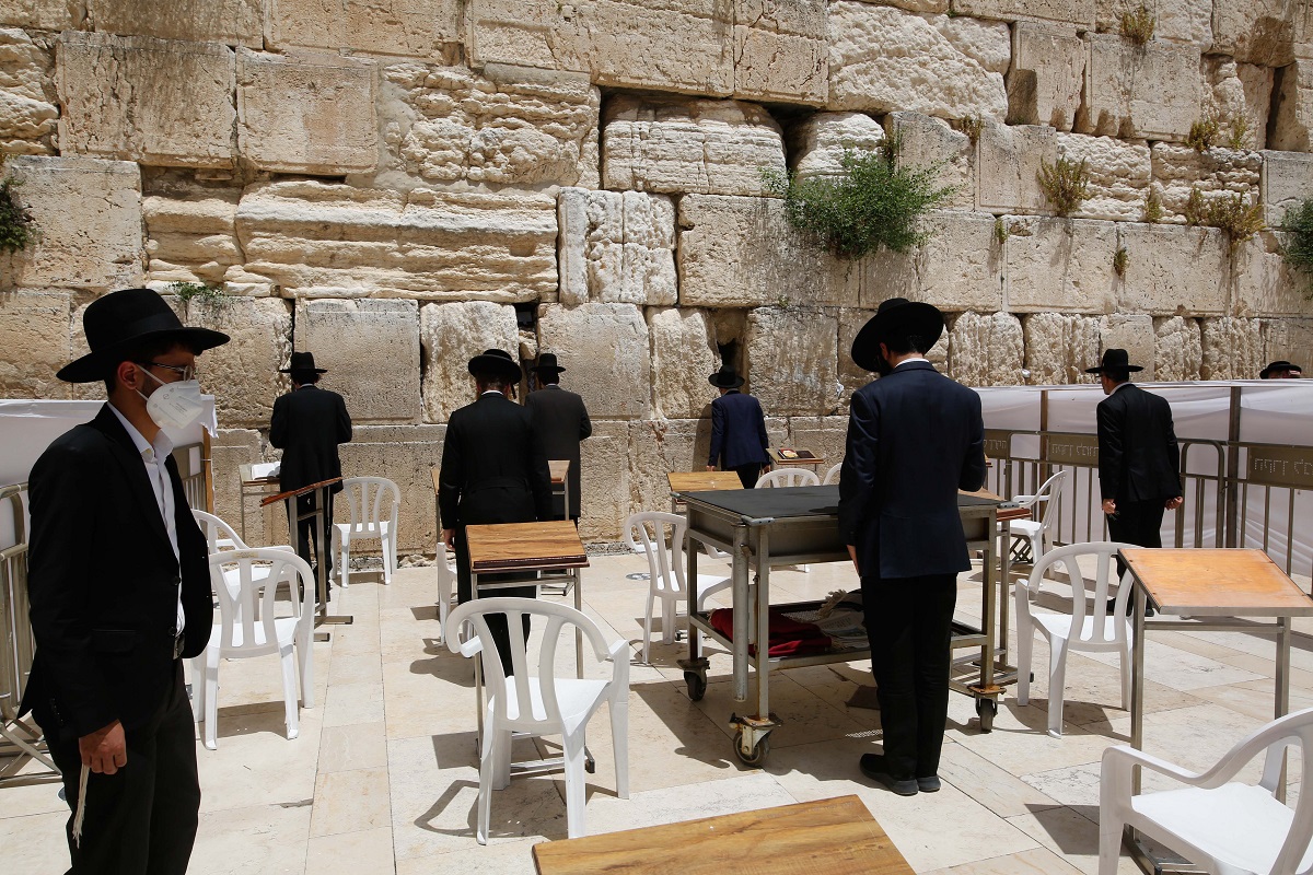写真・図版 : 2020年5月、エルサレムの嘆きの壁で　Gil Cohen Magen/Shutterstock.com