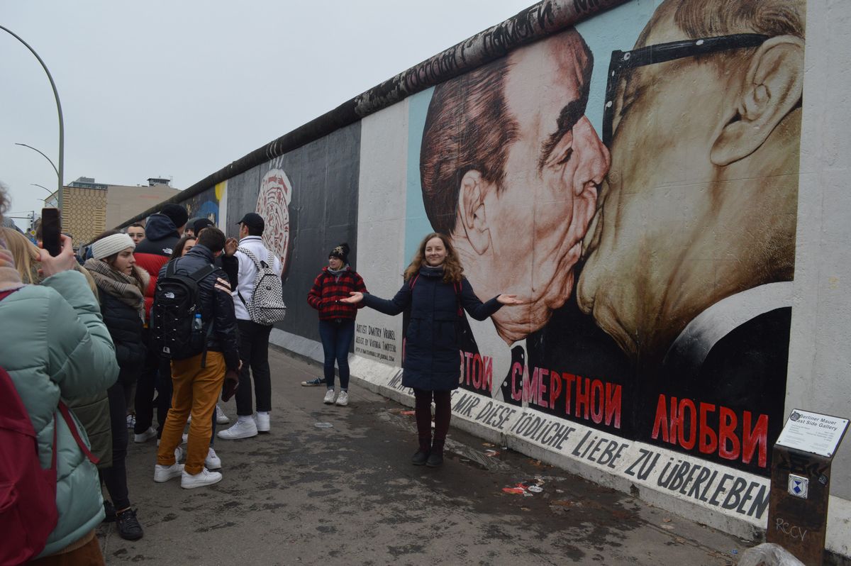写真・図版 : ベルリンの壁をキャンバスにしたイースト・サイド・ギャラリーにある「熱いキス」の前に集まる若者たち=2月。藤田撮影