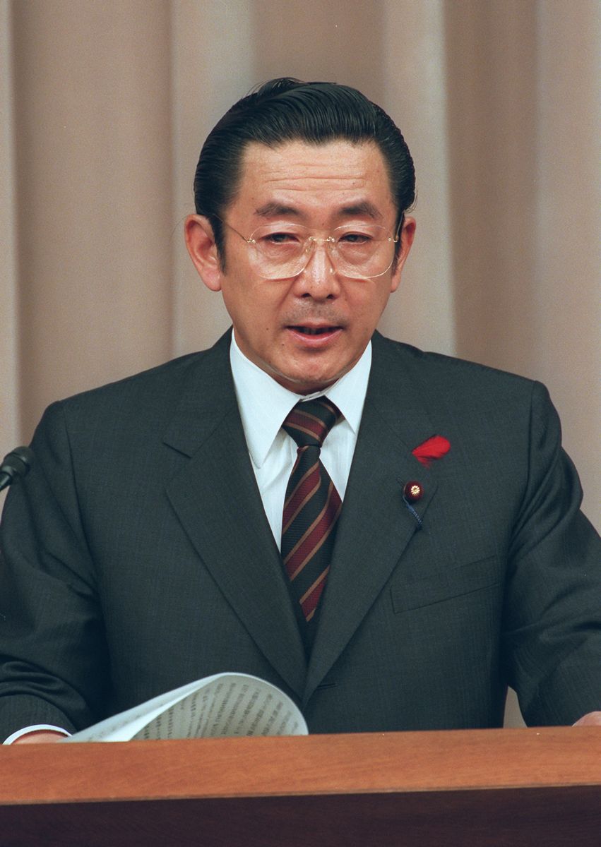 写真・図版 : 省庁再編案の骨格を決定し、記者会見する橋本龍太郎首相（当時）=1997年11月22日、首相官邸