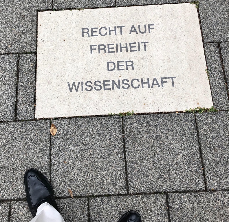 写真・図版 : ケルンの人権公園で見かけた埋め込み標識。「学問の自由の権利」とある＝2019年9月7日、ケルン（ドイツ）、筆者写す